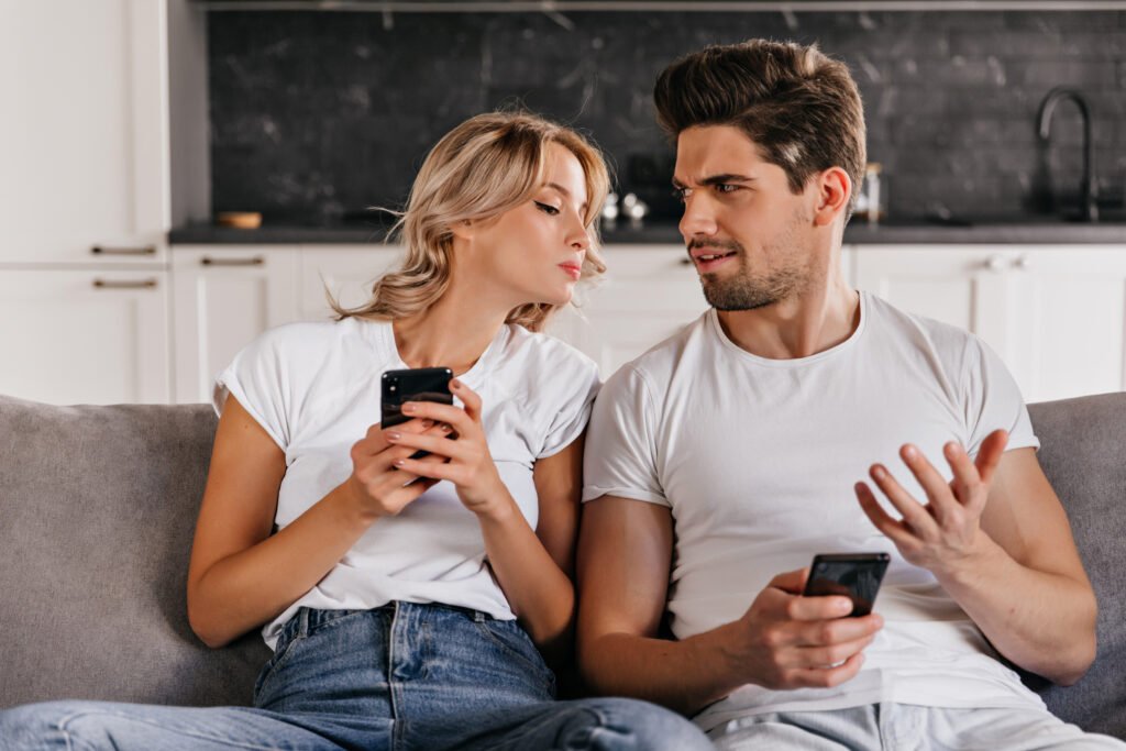 mobile phone cheating signs